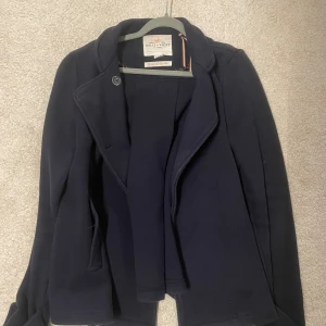 Mörkblå kappa.  - Snygg, mörkblå Holly&white kappa i storlek M. Jättebra skick och endast använd ett fåtal gånger. 