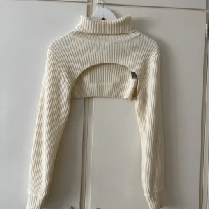 Bolero - Vit bolero med polokrage från HM. Storlek M