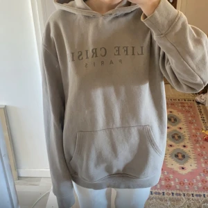skön hoodie med text  - från win win storlek M köpt på carlings , vet ej va de. e för färg typ gråbeige? har dragit ur snörena 