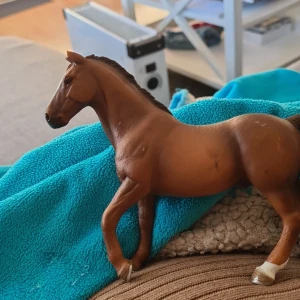 Horse - Hej!  Jag säljer ena min schleich höst då jag tröttnat på den. Den ät ytte pytte lite trasig vid örat men de syns knappt. Jag säljer den för 40kr 