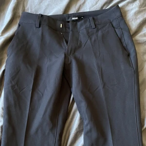 Kostymbyxor bik bok  - Säljer mina lågmidjade kostymbyxor från bik bok då dom är för små för mig. Helt oanvända och i nyskick. Skriv för mer bilder eller annan information🤍