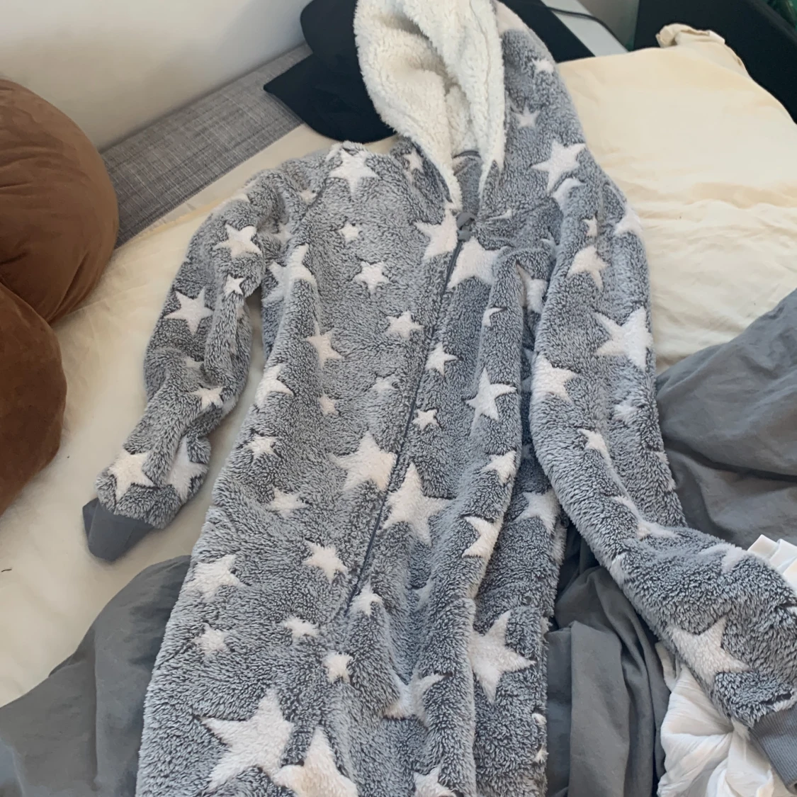 Tröja och byxor som sitter ihop