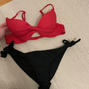 Bikini - Säljer bikini från Nelly. Toppen är 75B och trosorna M. Köpare står för frakt💕kan även sälja separat men då får pris diskuteras!