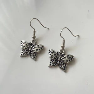 Örhängen  - Silver örhängen ☺️30kr och jag står för frakten 