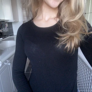 Svart basic tröja - Svart basic tröja från HM med slits. Strl 146/152 men passar mig som har S, så typ en XS. Säljer även en likadan i vit🤍