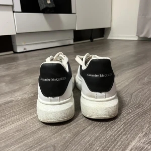 Vit svarta skor - Kopior på Alexander mcqueen.  Fint skick, knappt använda.  Skicka för fler bilder, köpare står för frakt💗