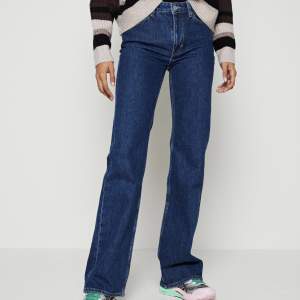 Superfina jeans från weekday i modellen glow! Tyvär försmå för mig. Storlek 24/34🤍 Helt nya!   Nypris 599kr. Mitt pris 400kr+frakt! 