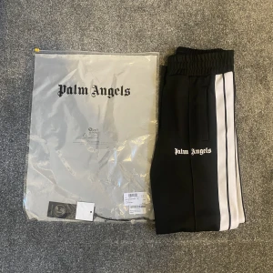 Palm angels byxor - Ett par svarta Palm angels byxor i storlek s. Väldigt fint skick, inga skador.