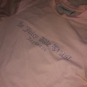 Juicy couture - Jättefin juicy t-shirt i storlek small. Använd Max 2 gånger och därav säljs den💓