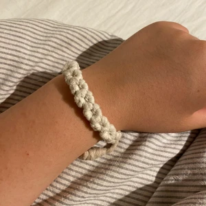 Armband - Säljer mitt fina armband som jag köpte i Spanien för 2 månader sen. Det går att ändra storlek på armbandet. Armbandet är vitt och beiget. Säljer då jag har för många sådana armband. ‼️ Köparen behöver endast betala frakten som är på 29kr ‼️