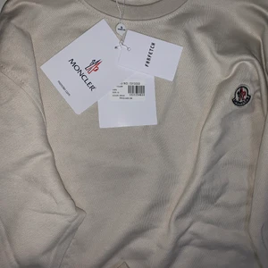 Moncler sweatshirt st XL beige/vit - Aldrig använd anledning lite för liten Sälja billigare vid snabb affär Nypris 3300kr