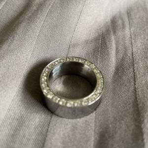 Underbar ring Eternity i stål från Edblad. Cubik zirkoner på ena sidan. Nickelfri. 16,8 mm