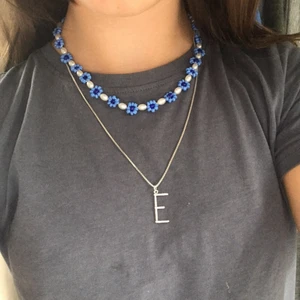 Halsband!:) - Säljer nu detta supersöta pärlhalsband som inte kommer till andvändning super bra kvalitet och justerbart så det passar alla👍😍❤️⭐️🥂