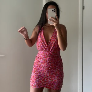 Blommig klänning - Jättefin klänning i storlek 38 men passar mig som är en 36/38. Endast använd en kväll!💓💗💛✨