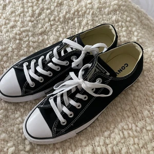 Svarta Converse NYA - Storlek 40, kan passa 39. Oanvända 