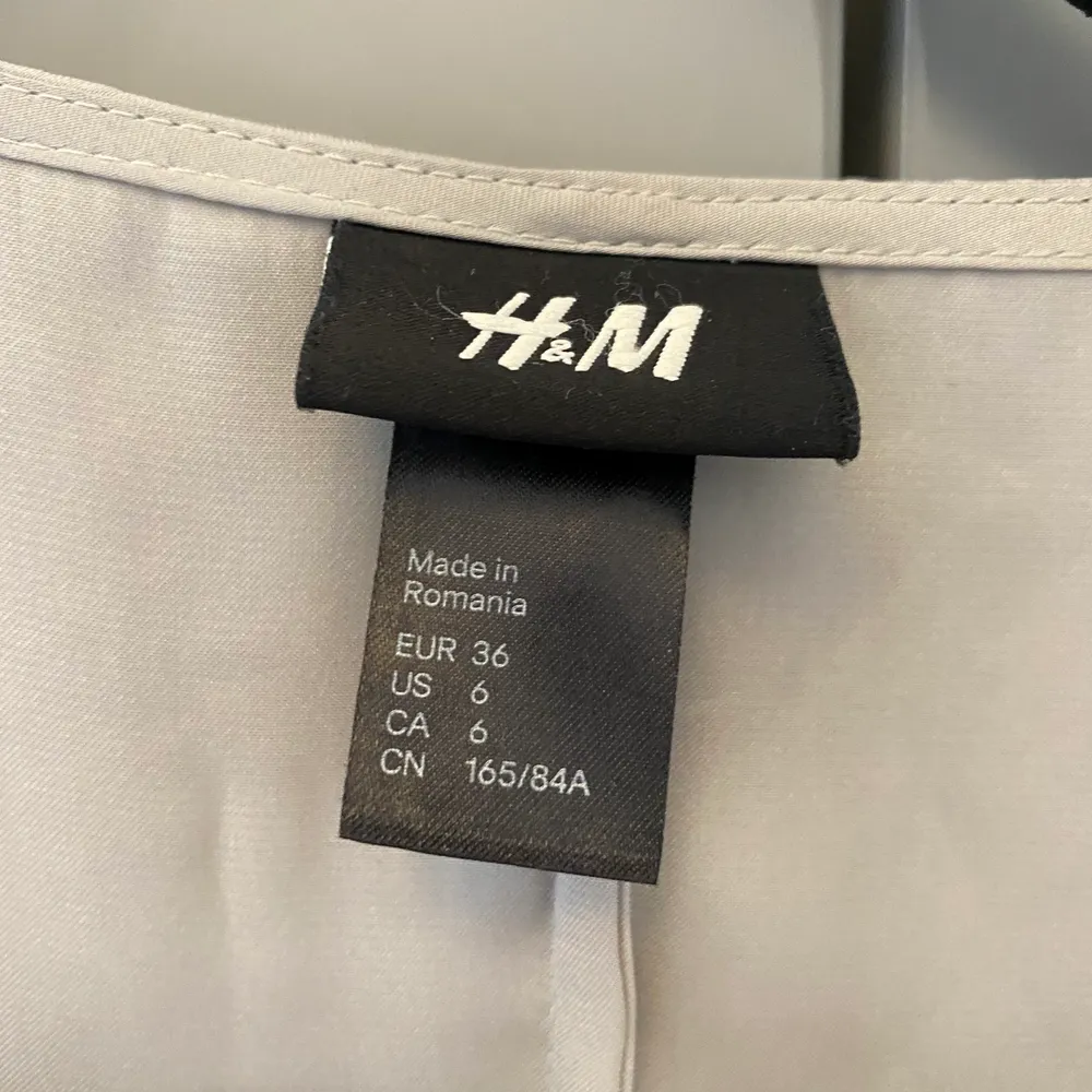 Storlek 36 Köpt på H&M Bra skick, knappt använd.  Hämtas i vallastaden i Linköping  Kan fraktas, köparen står för frakt.. Klänningar.