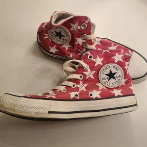 Rosa converse - Rosa converse med vita stjärnor. I gott men använt skick. Storlek 37. Såklart är dom äkta. 200kr + frakt