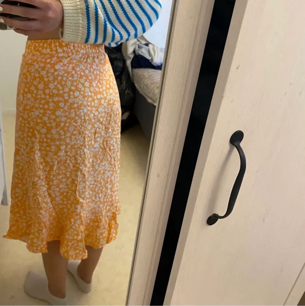 Jättemysig kjol som jag tyvärr aldrig använt! Köpt här på plick men kommer från Berchka. Orange tunnare kjol som är perfekt till sommaren. ☀️💛🫶. Kjolar.