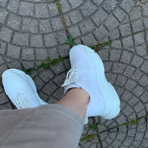 Chunky sneakers vita - Storlek 39. Använda 1-2 ggr. 