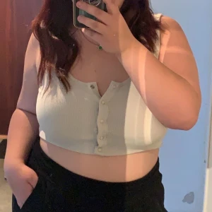 Magtröja  - Sitter löst, kan knäppas upp om man vill det 