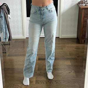 Högmidjade jeans från GinaTricot, premium denim. Bra kvalite och skick. Midjemått: 72 cm. Innerbenslängd: 80 cm. Jag är 176 cm lång och de passar mig. 250kr + frakt 💓