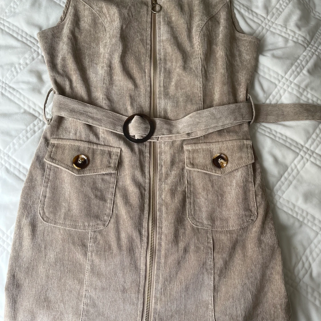 Beigh klänning med bälte - 90