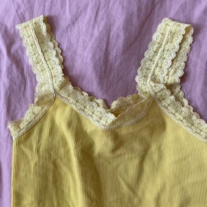 Gult linne - Gult linne, man ser färger bäst på 2a och 3dje bilden, köpt second hand så vet inte märket, det står att det är i storlek L/XL men jag skulle säga att det även passar en xs och uppåt pga väldigt stretchig