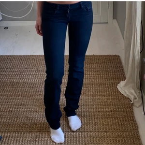 Prada jeans - Säljer mina älskade lågmidjade prada jeans som jag köpte av lova Widerberg här på Plick fint skick och såå fina. Hör av er vid frågor💕