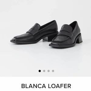 Vagabond Bianca loafers - Svarta loafers från Vagabond. Köpa för en månad sen för 1300 nypris. Använda 1 gång och kunde därav inte skicka tillbaka dem. Låda och allt finns kvar. För stora för mig för jag har egentligen 37,5 så dessa är en normal 38. 