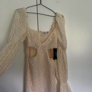 Klänning  - Helt slutsåld klänning från nakd, inte använd då prislappen är kvar