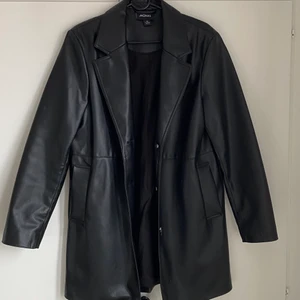 Svart läderkavaj från Monki - Svart läderkavaj/blazer från Monki. Oversized i passform. Knappt använd.