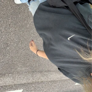 Nike tshirt - ”Vintage” nike tshirt som ej går att få tag på längre, välanvänd men fortfarande bra kvalitet. Färgen är lite urtvättad men inget som märks tydligt därav priset.