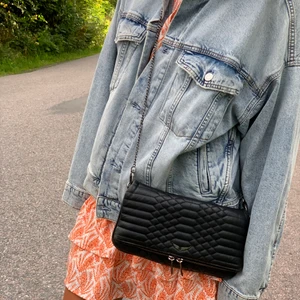 Zadig & Voltaire  - Säljer även min andra Zadig väska! Köpte denna för ungefär 2,5 år sedan och är därmed ganska använd men ändå fint skick!💖dustbag medföljer🥰