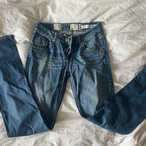 Lågmidjade jeans - Lågmidjade jeans från ett märke jag tyvärr inte kan sätta finger på vilket hahah men tyvärr väldigt för små för mig är vanligtvis en s/m men dessa va väldigt små därav har jag inte bilder med dom på. Storlek 25