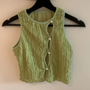 Limegrönt linne från SHEIN, storlek S - Limegrön topp från SHEIN med jättefint mönster samt söta pärlor. Aldrig använd, storlek S