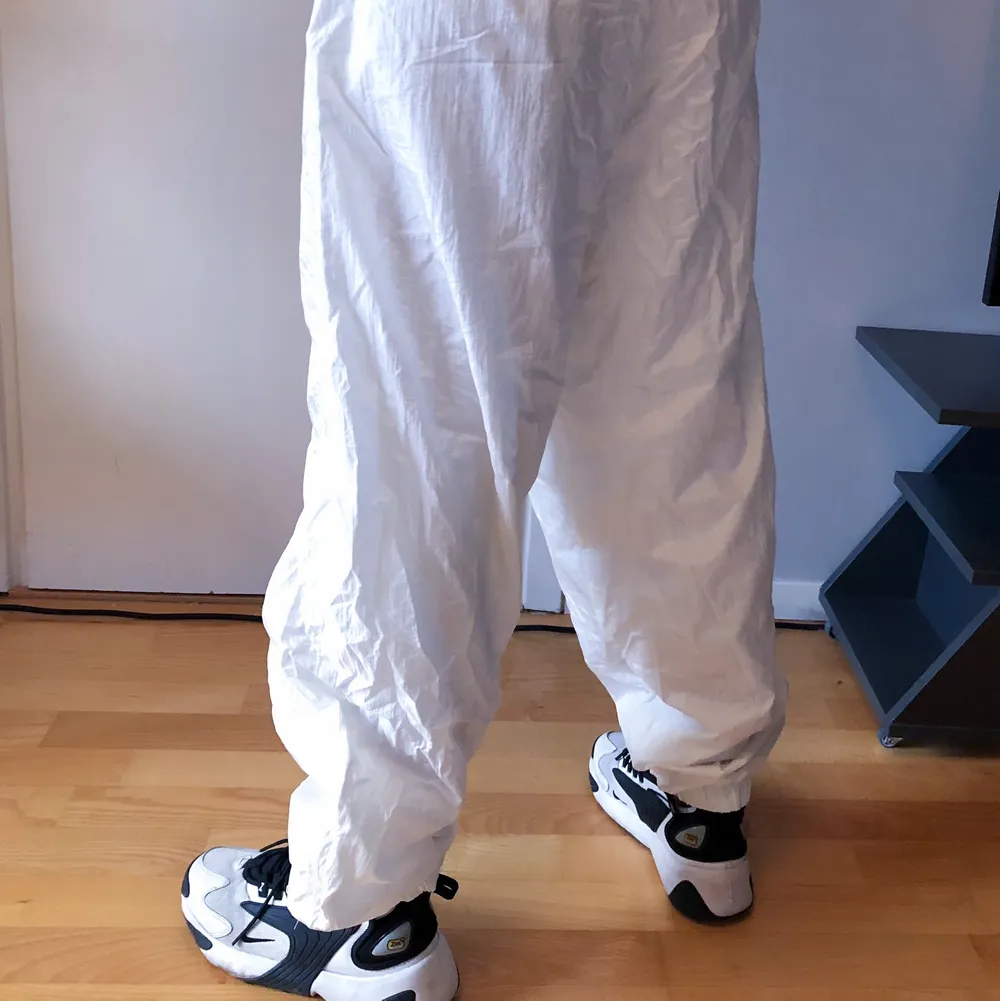 Parachute pants/ fallskärmsbyxor/ träningbrallor i vit lite glansigt material! - varma - använda - Snörning i midjan. Jeans & Byxor.