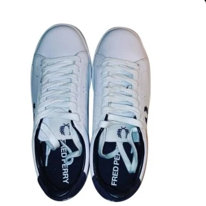  Fred perry skor strl 41  - Säljer mina tvärfeta fred perry skor, tyvärr för små. Riktigt clean och snygga till alla olika tillfällen. Perfekt till skolstart 😍Aldrig använda och är därför precis som nya. Nypris är 1200. Strl 41. Unisex. Tveka inte att fråga om något 🤩 