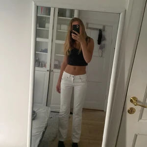 Lågmidjade Tommy hilfiger  jeans  - Säljer mina jättefina vita lågmidjade Tommy hilfiger jeans så jag tycker att dem är lite korta på mig som är lite längre än 165 cm. Innerbenslängden är 73 cm och jeansen är ungefär storlek 34💕