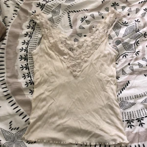 Fint linne - Ett superfint vitt spetslinne, som jag köpt här på plick. Säljer då de var för stort för mig.