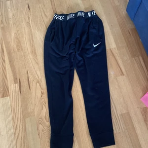 Nike byxa st 164 (”barn L”) - Tränings byxor Nike i bra skick men lite noppriga 