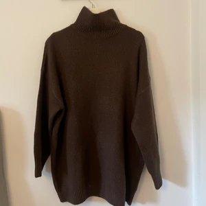Brun stickad klänning - Brun stickad klänning med hög krage, jättemjukt material och använd ca två gånger så jättebra skick, klänningen är från pull&bear, Köparen står för frakten 