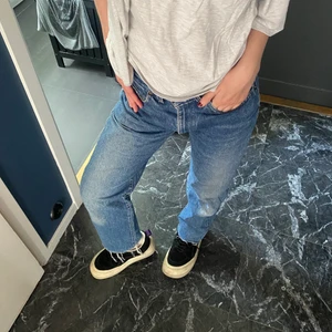 schyssta levis jeans - as schyssta levis 503 jeans, sitter ungefär som levis 501or. dunder skick. waist 30 längd 32 ‼️kontakta mig innan du vill köpa‼️