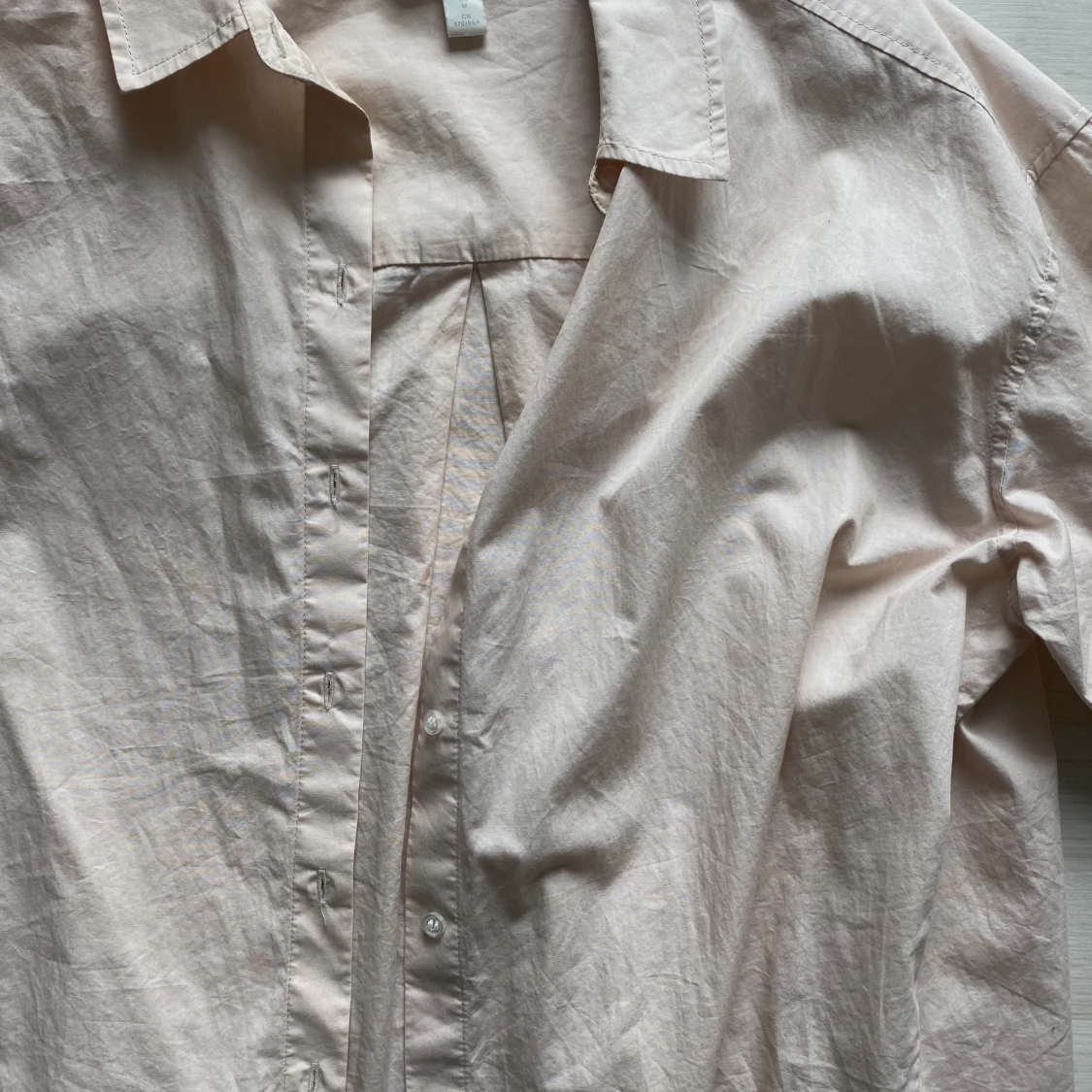 Oversized skjorta i ljusrosa tvätt - 90