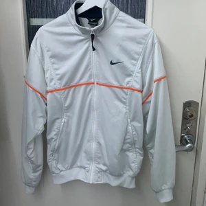 Nike vintage track jacket  - Nytt skick, size S för 173 cm. Finns att hämta i hökarängen men kan också posta, isf står du för frakt