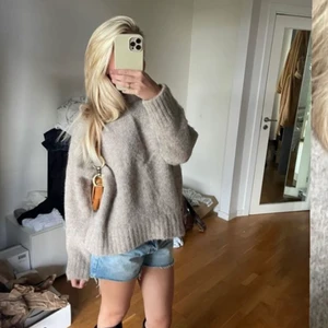 Edited stickad tröja - Säljer denna jag köpte av Alva Blomdahl men kommer från edited. Lappen sitter kvar och priset är samma. 300kr + frakt 💓