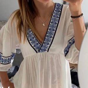 Vit broderad blus zara - SÖKER dennhär blusen i storlek s-m skriv om nån säljer💓