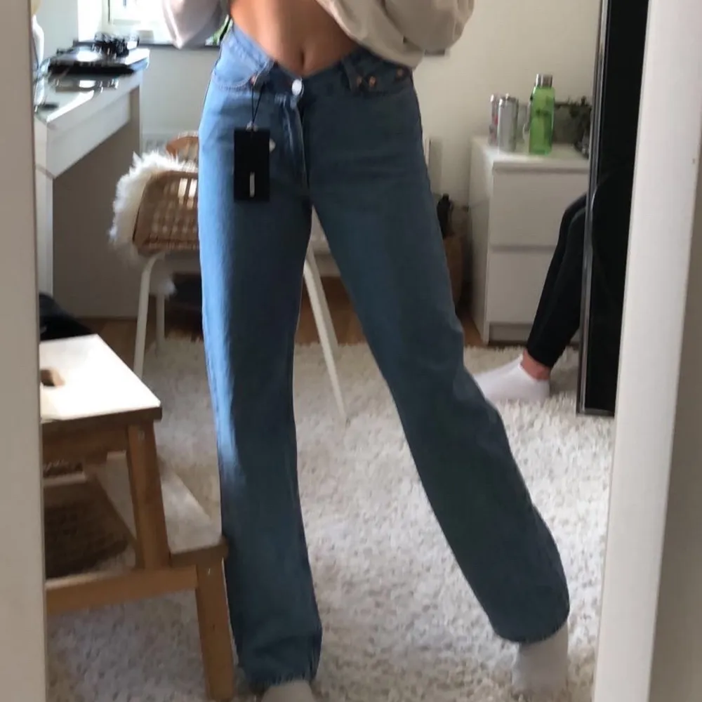 säljer mina blåa jeans från weekday och jag tror modellen är twin (annars twig modellen). de är sparsamt använda och i mycket fint skick!! 💗 skriv för fler frågor o bilder,, total pris + frakt. Jeans & Byxor.