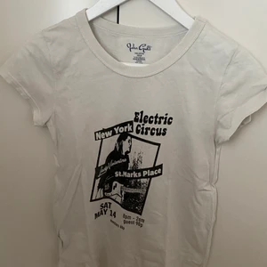 T-shirt från Brandy Melville  - En jättesöt T-shirt från brandy Melville, sparsamt använd. Nypris 220. Grå/vit och svart. Onesize men skulle säga xs/s.  Pris kan ofta diskuteras