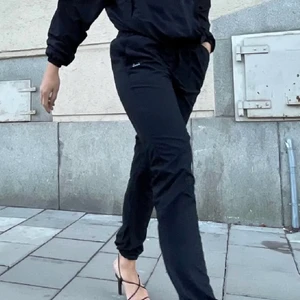 Tracksuit pants🖤 - Säljer mina oanvända tracksuit pants från Alice Stenlöfs märke! Storlek medium! 🖤 skriv för mer bilder 