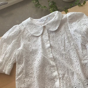 Vit blus - SÅ HIMLA FIN vit blus med blommönster från &otherstories! Helt oanvänd, köptes för någon månad sen och har fortfarande lapp på :)) Kostade 590kr så säljer den för 500kr inkl frakt 💗